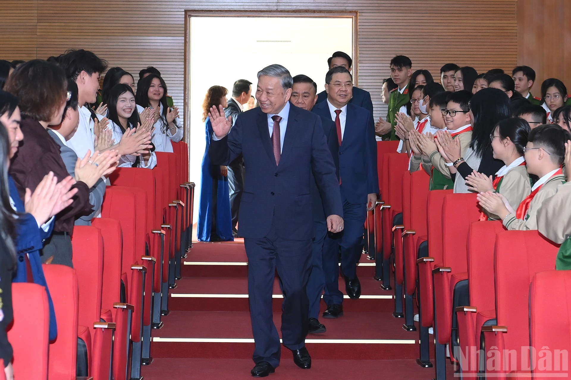 El secretario general del PCV, To Lam, asiste al acto.