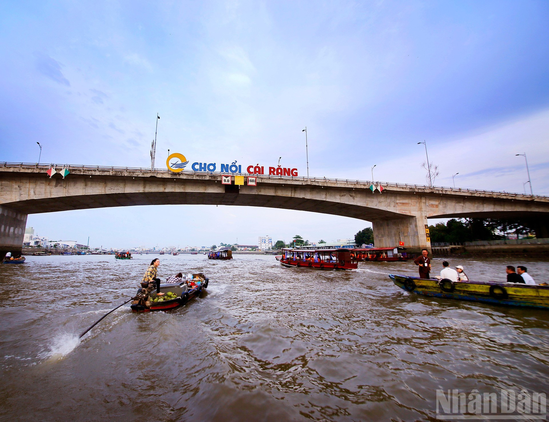 El puente es como una gran puerta que guía a los visitantes hacia el mercado.