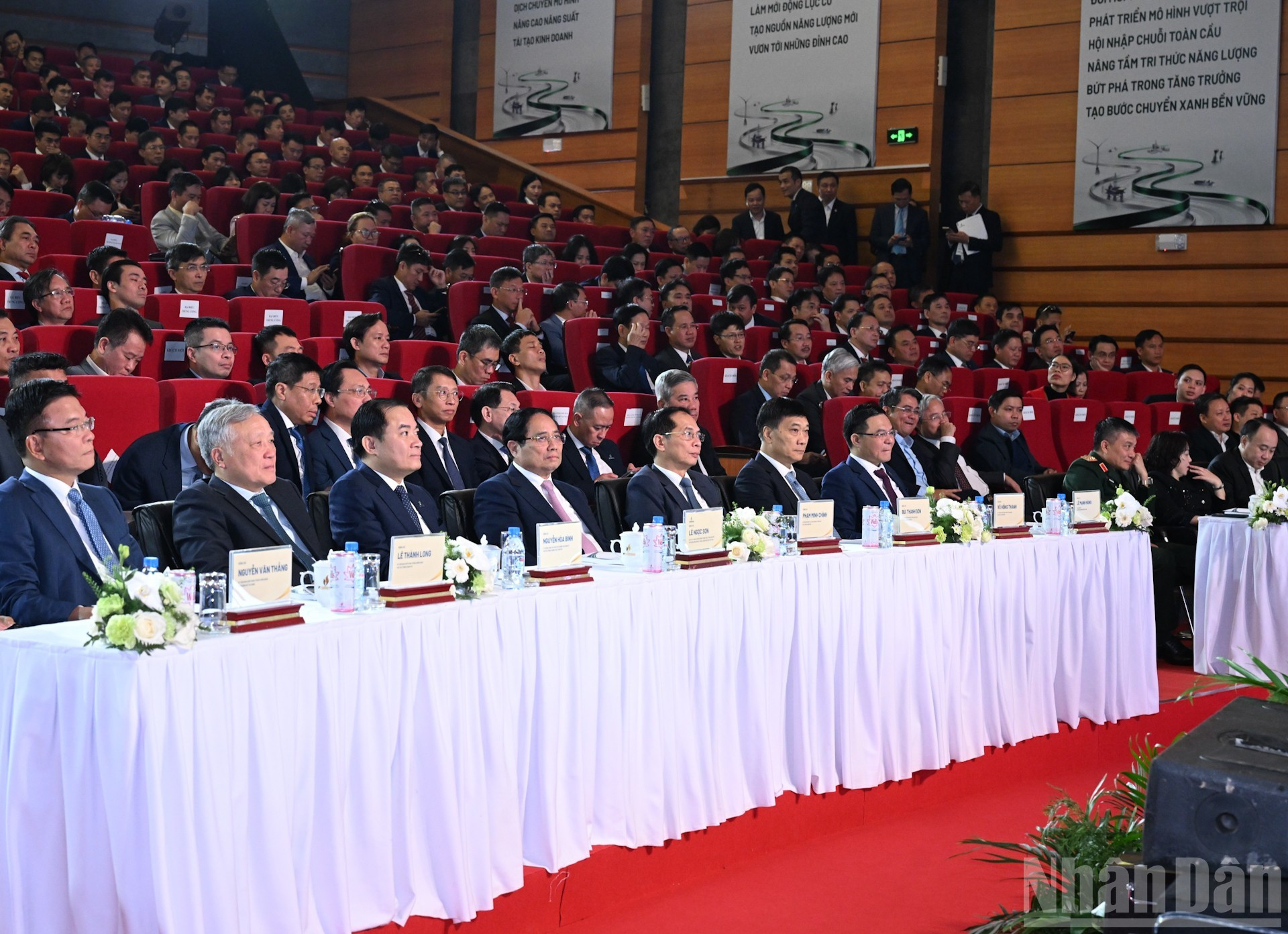 El primer ministro Pham Minh Chinh y otros delegados asisten al evento.