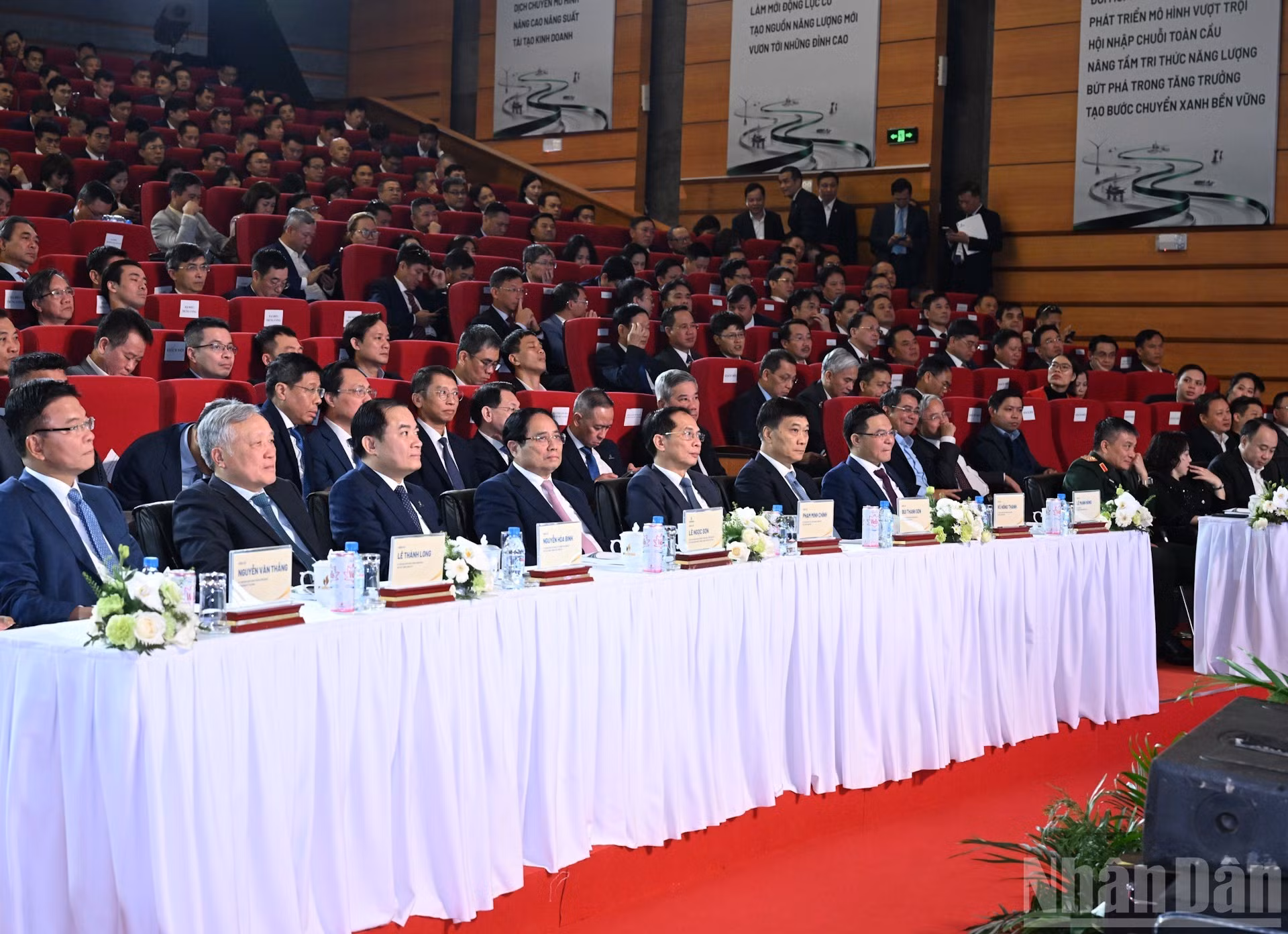 El primer ministro Pham Minh Chinh y otros delegados asisten al evento.