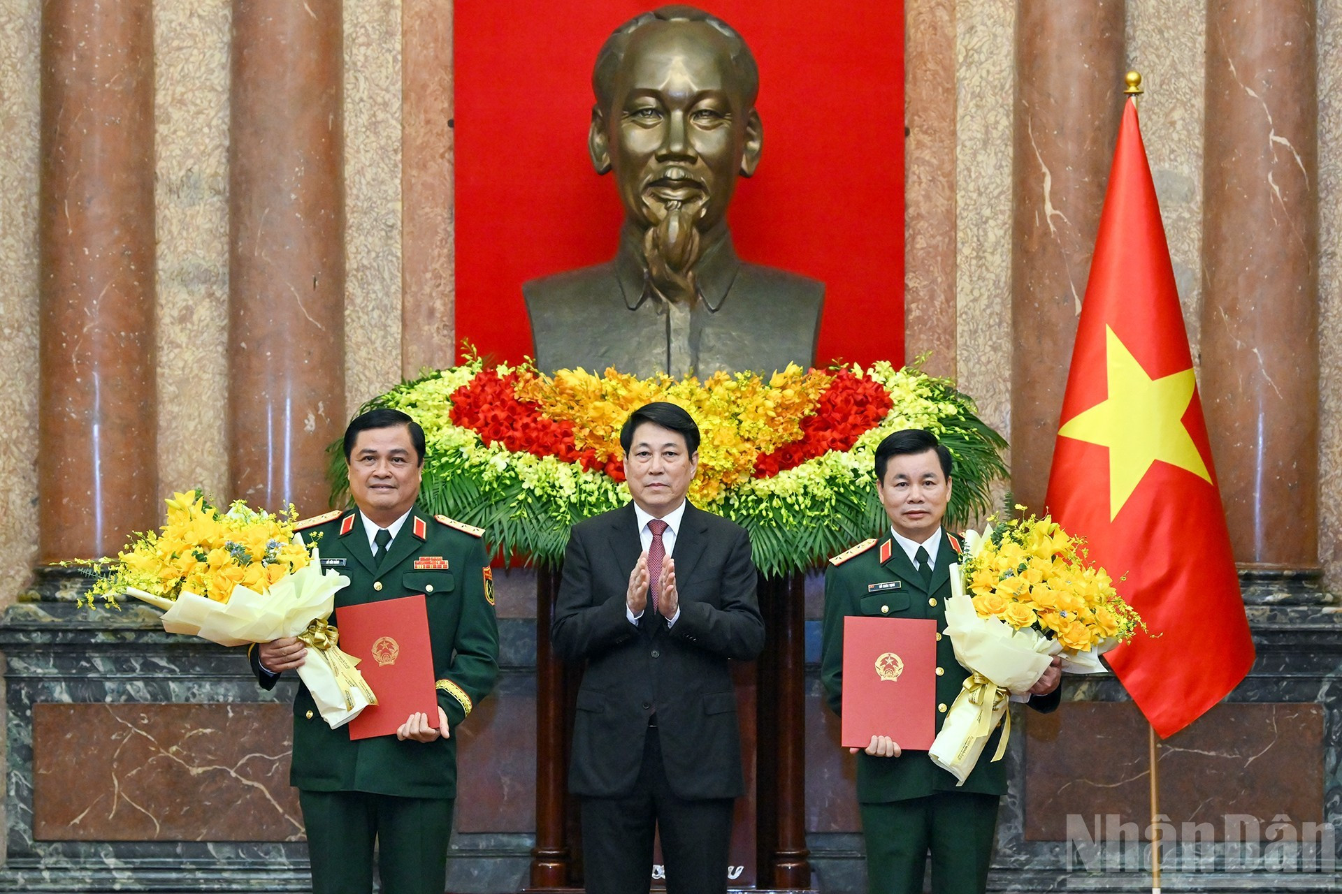 El presidente vietnamita, Luong Cuong, entrega las decisiones a Do Xuan Tung y Do Van Banh.