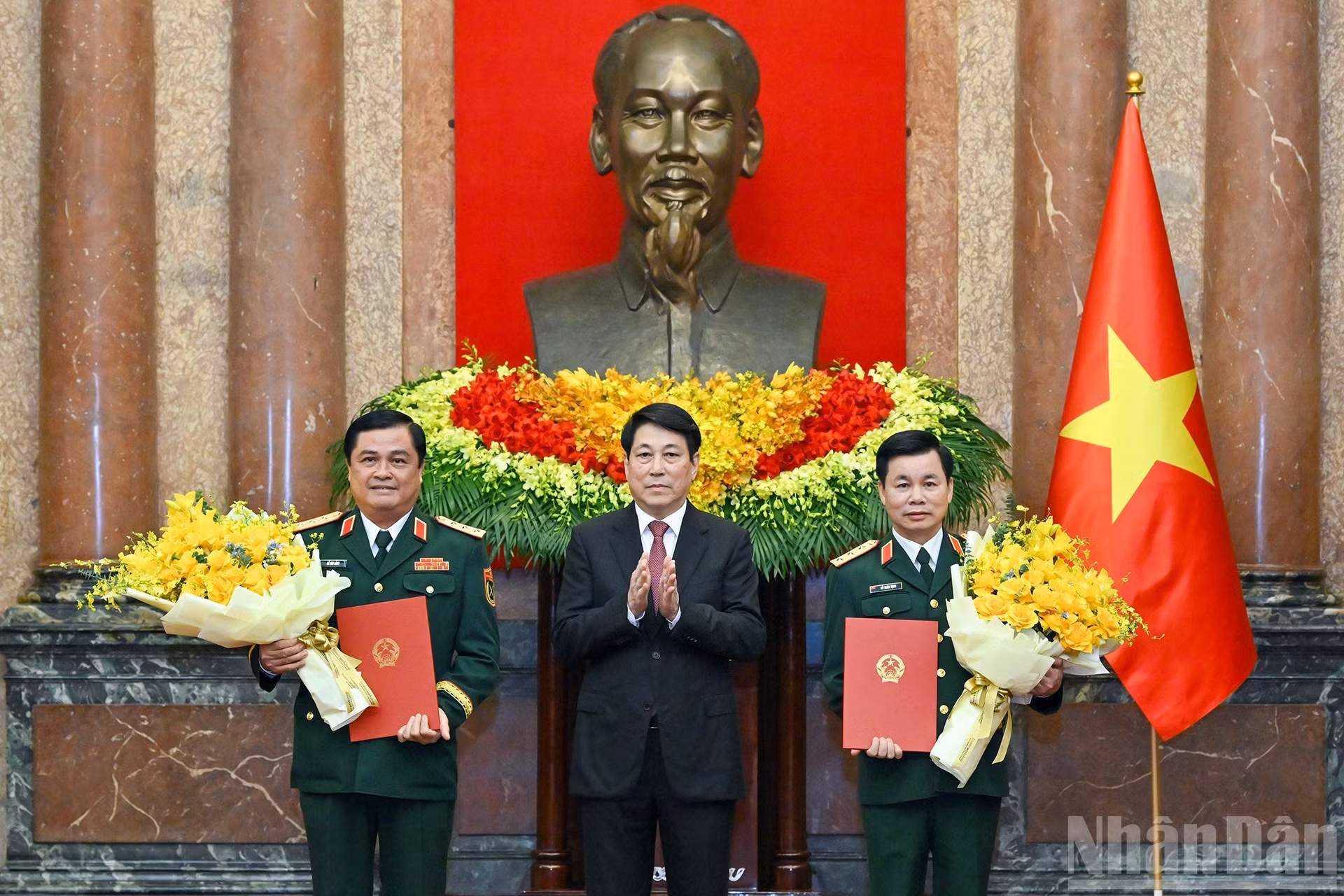 El presidente vietnamita, Luong Cuong, entrega las decisiones a Do Xuan Tung y Do Van Banh.