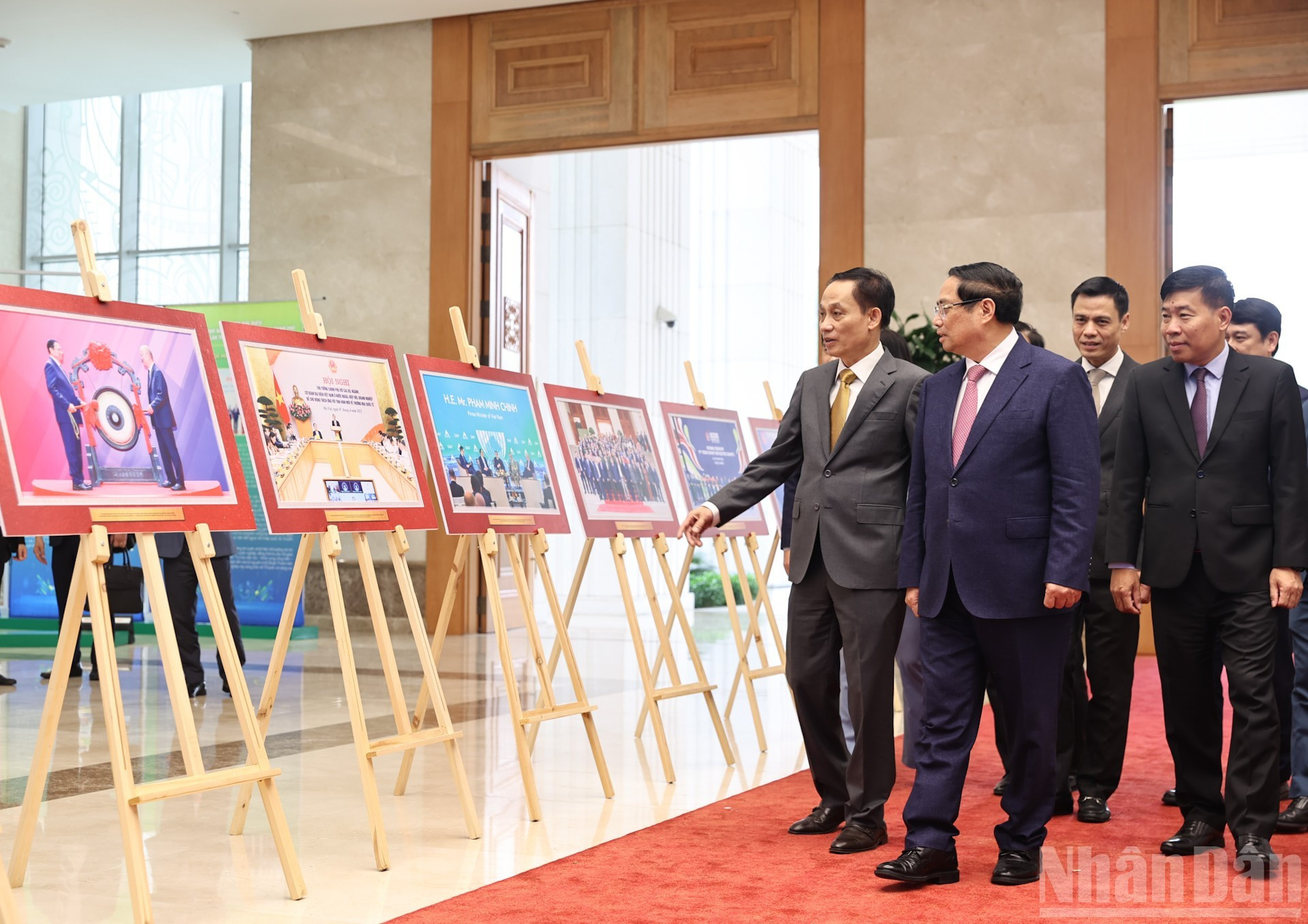 El primer ministro Pham Minh Chinh y dirigentes del Ministerio de Relaciones Exteriores visitan una exposición fotográfica sobre las actividades de asuntos exteriores del país durante el último año.