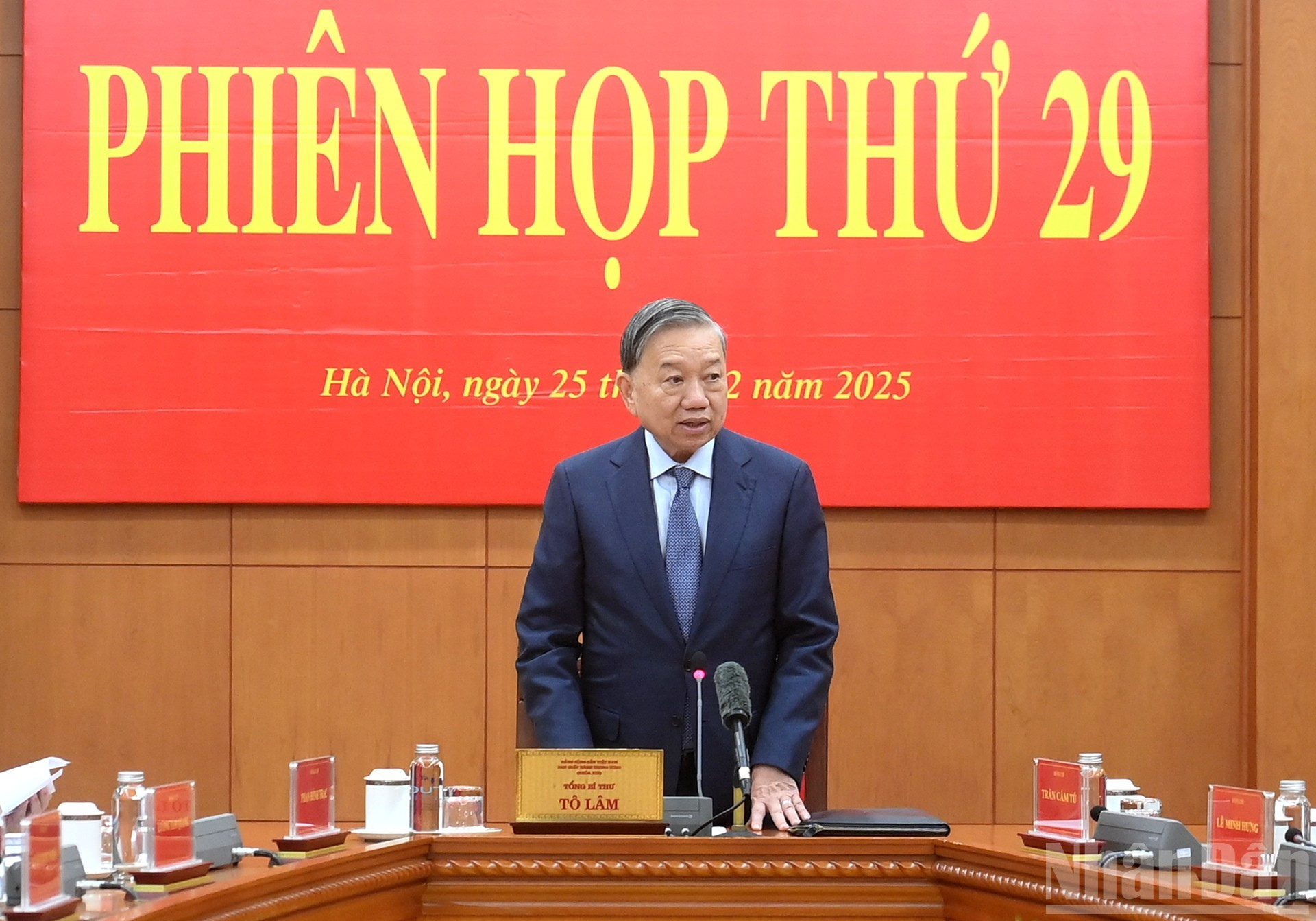 El secretario general del PCV, To Lam, habla en el evento.