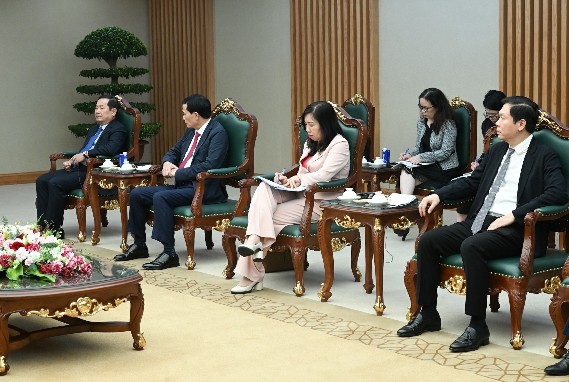 Asistentes vietnamitas en la cita.