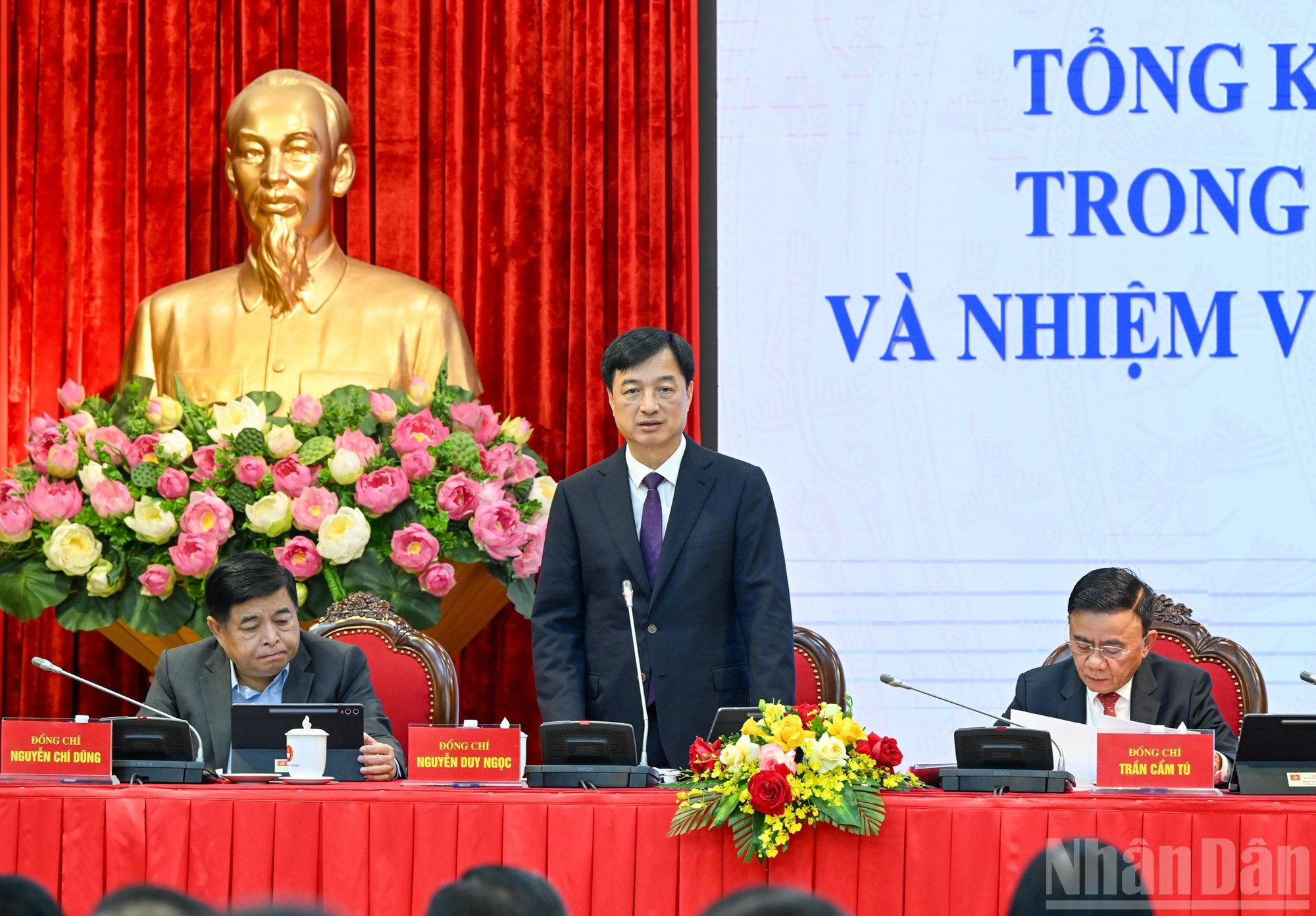 Nguyen Duy Ngoc, secretario del Comité del Partido de Hanói y subjefe del Comité Directivo para la Transformación Digital en los órganos partidistas, habla en el acto.