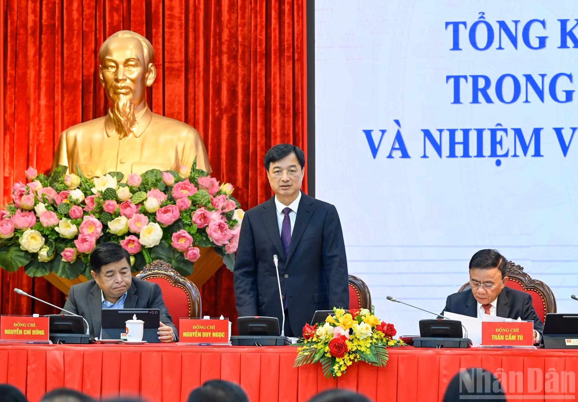 Nguyen Duy Ngoc, secretario del Comité del Partido de Hanói y subjefe del Comité Directivo para la Transformación Digital en los órganos partidistas, habla en el acto.