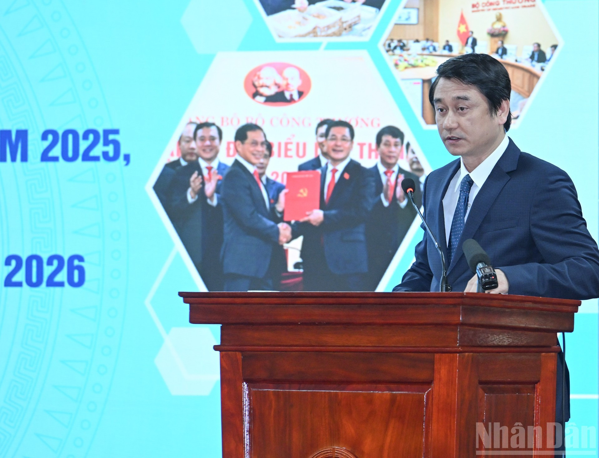 El viceministro de Relaciones Exteriores Le Anh Tuan habla en la conferencia.