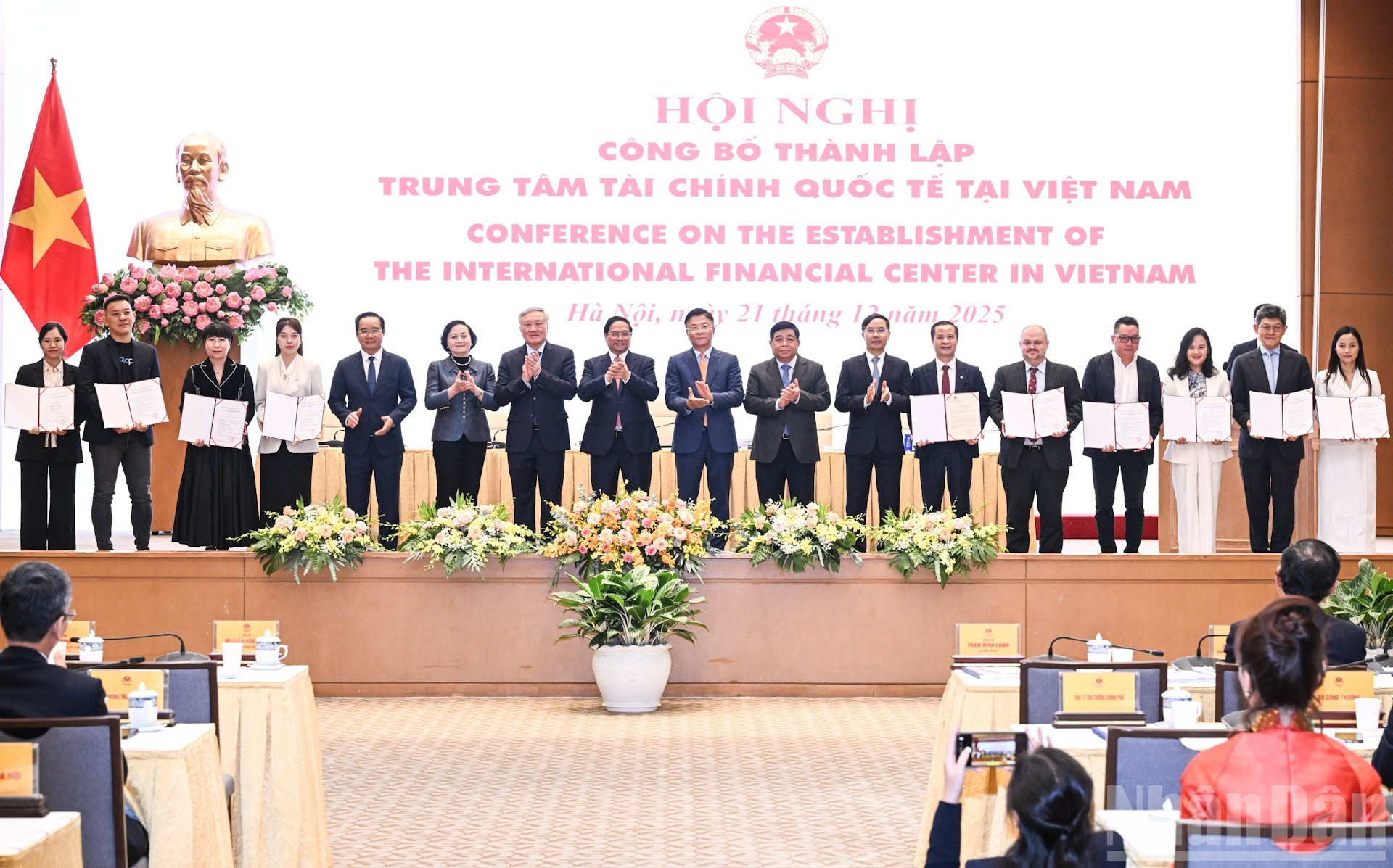 Miembros del Centro Financiero Internacional en Da Nang.