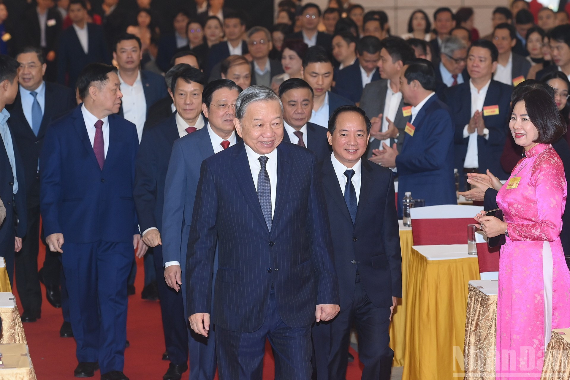 El secretario general del PCV, To Lam, asiste a la cita.