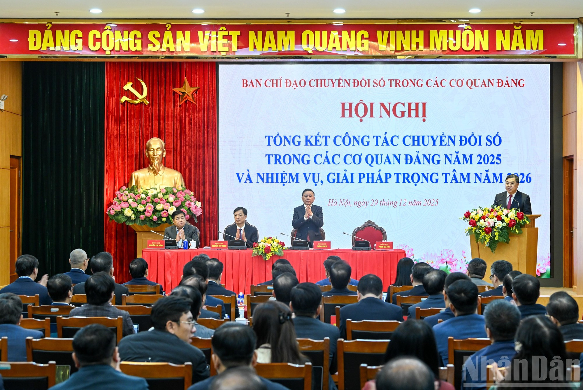 El miembro permanente del Secretariado del Comité Central del PCV, Tran Cam Tu, preside el evento.