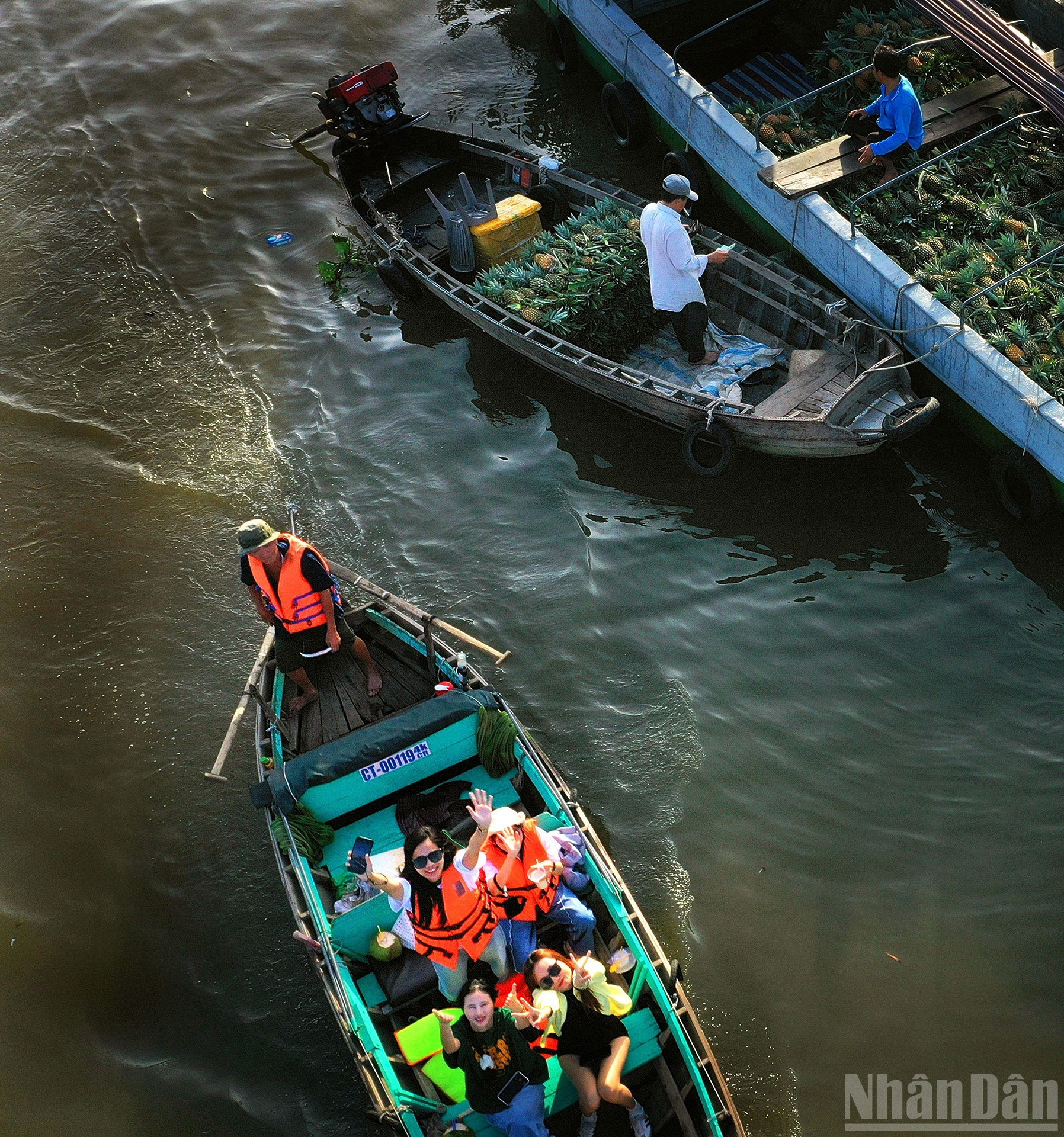 Visitantes disfrutan de la experiencia en las pequeñas barcas.