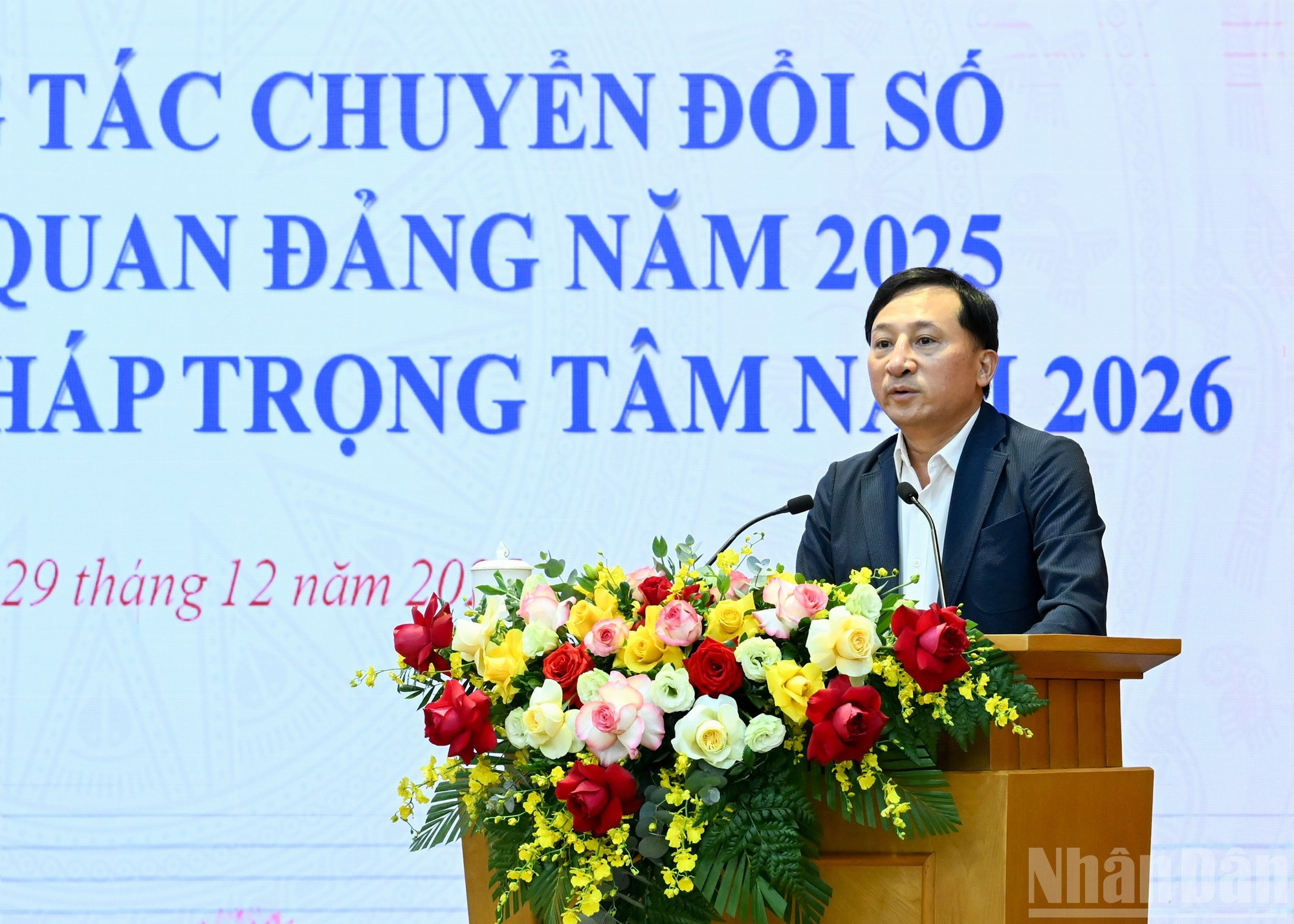 Hoang Trong Hung, subjefe de la Comisión de Inspección Disciplinaria del Comité Central del PCV, presenta una ponencia en la conferencia.