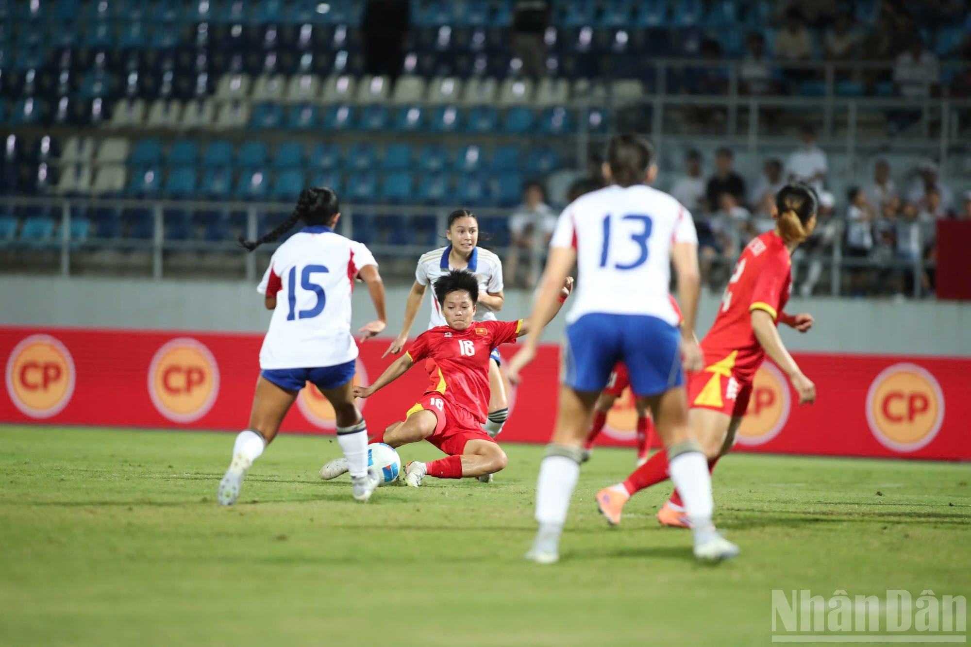 La defensa del conjunto vietnamita juega con máxima concentración y neutraliza los contraataques de Filipinas.