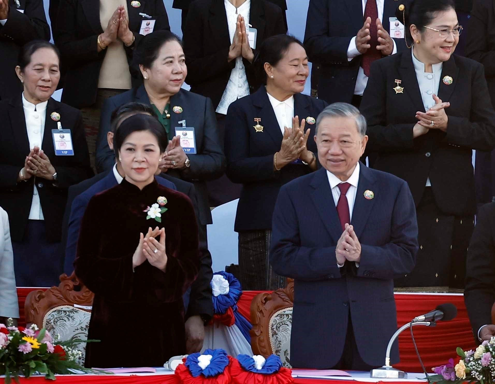 El secretario general del PCV, To Lam, y su esposa en la ceremonia.