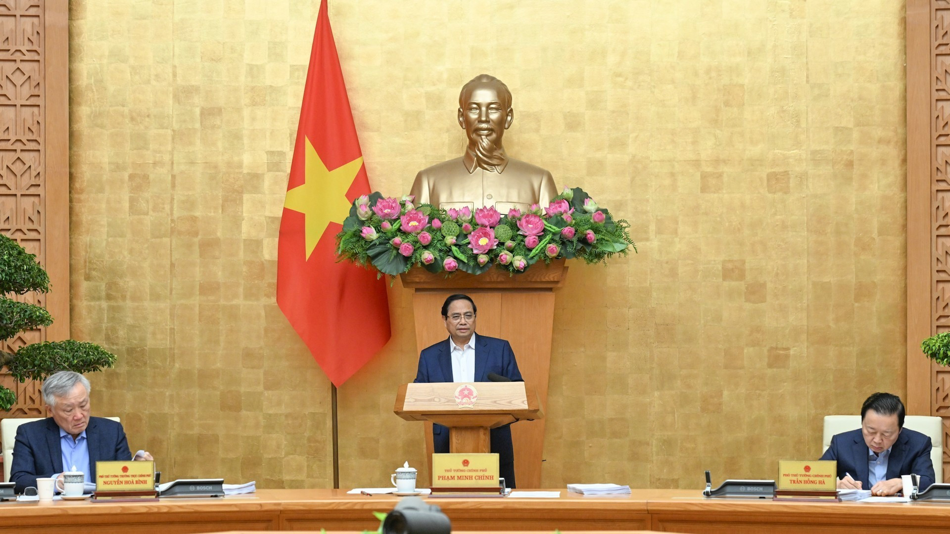 El primer ministro de Vietnam, Pham Minh Chinh, preside la reunión.