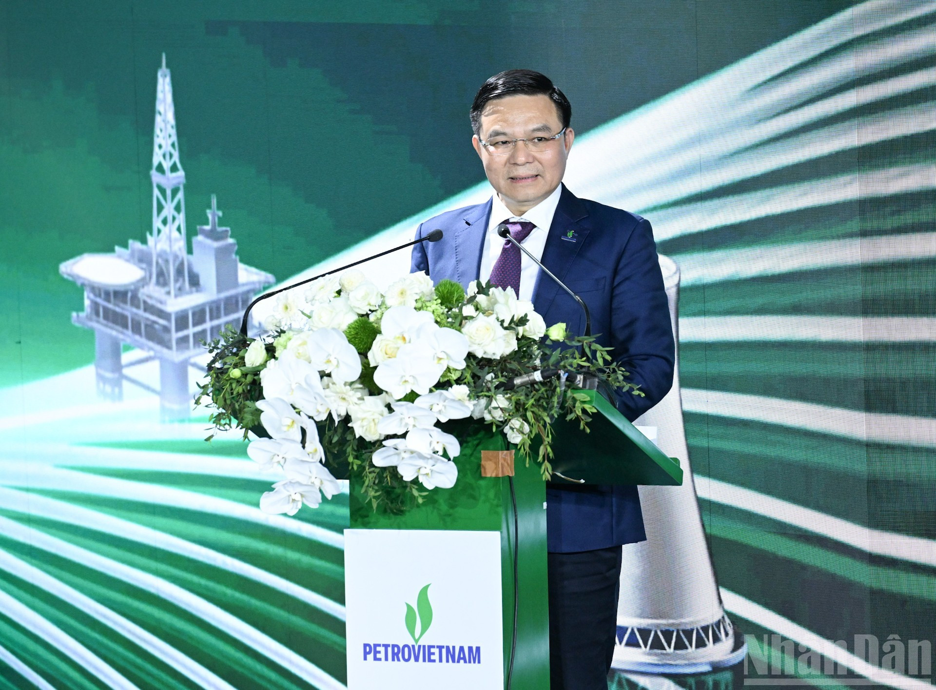 El ministro interino de Industria y Comercio, Le Manh Hung, habla en la conferencia.