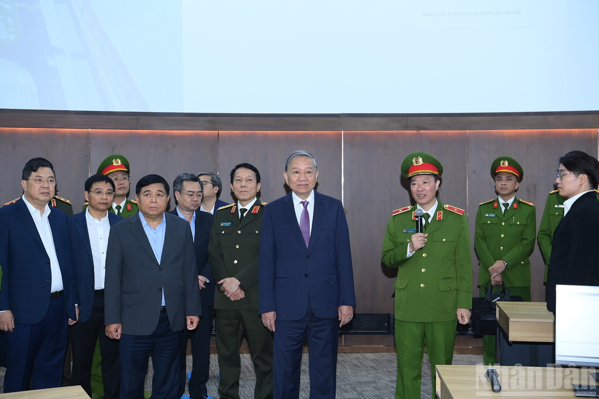 El dirigente partidista visita el Centro.