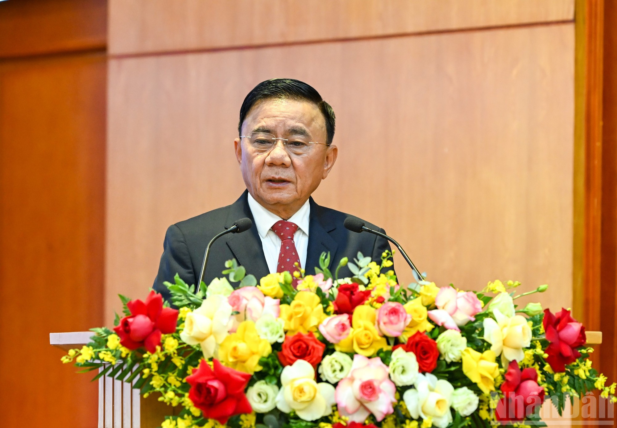 El miembro permanente del Secretariado del Comité Central del PCV, Tran Cam Tu, habla en el evento.