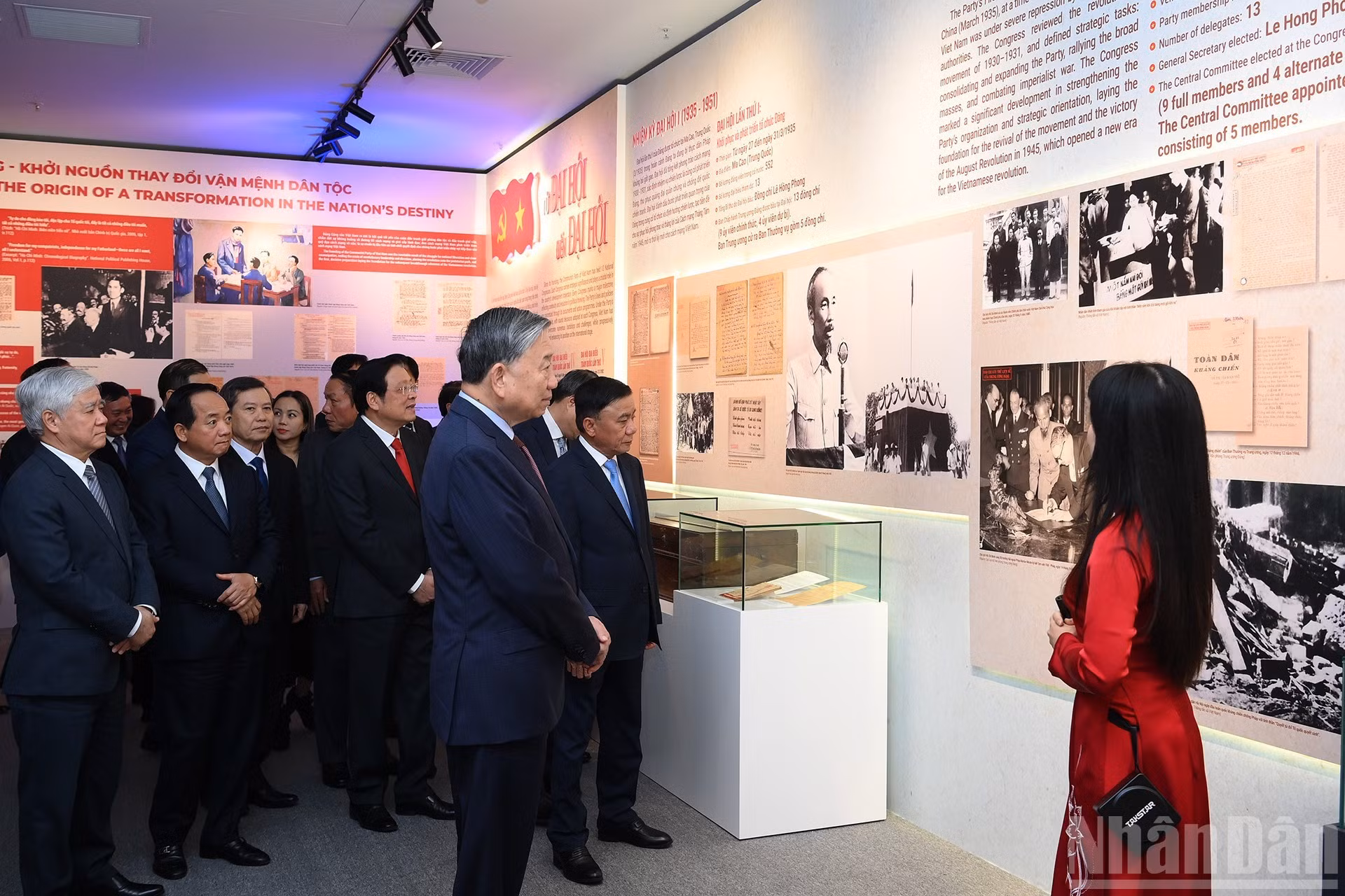 El secretario general To Lam, junto con dirigentes del Partido y del Estado, visita la exposición.