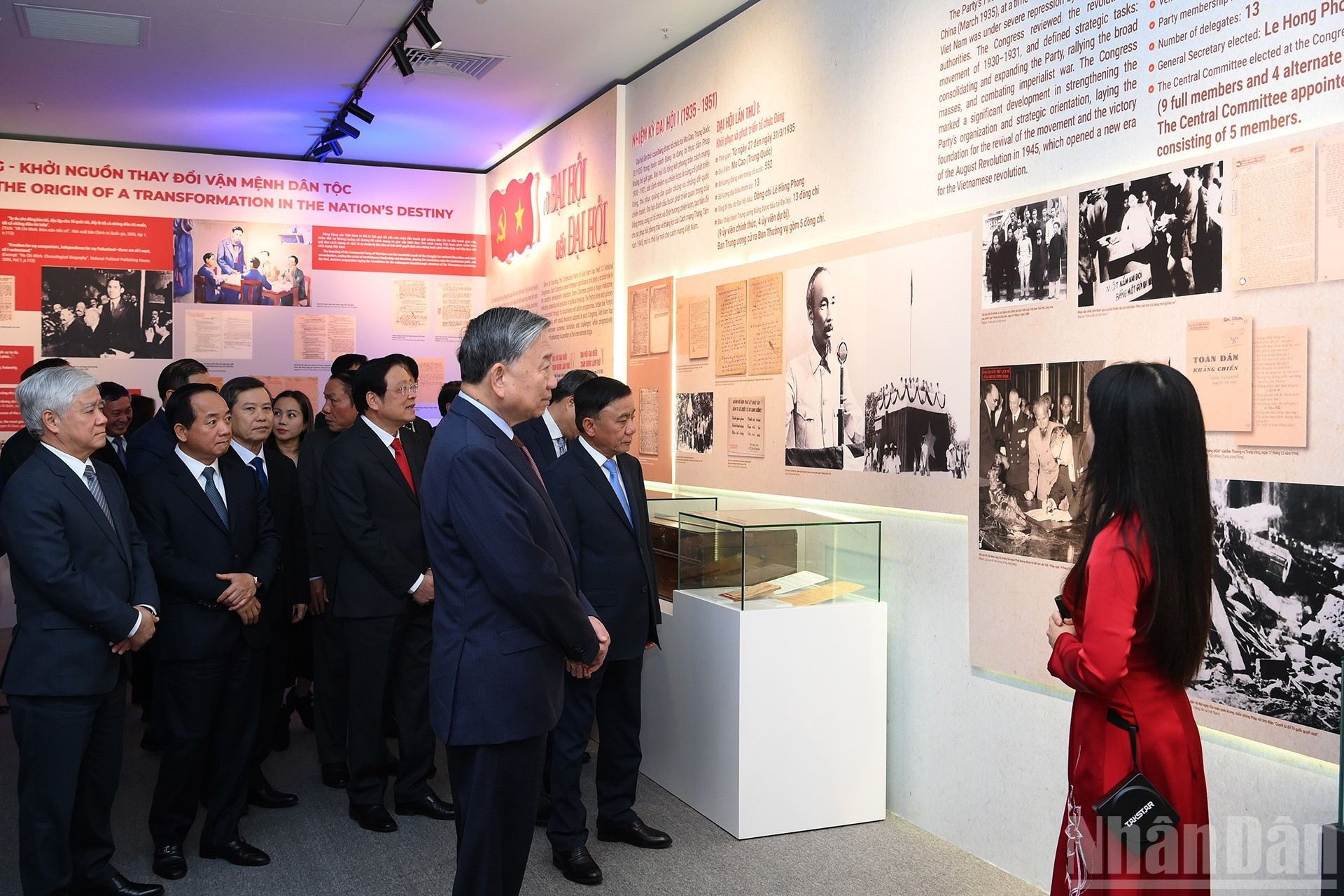 El secretario general To Lam, junto con dirigentes del Partido y del Estado, visita la exposición.