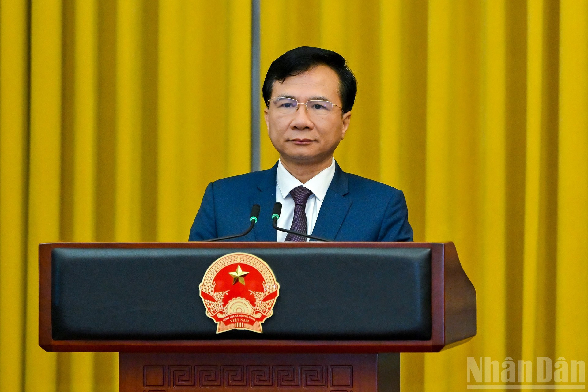 Nguyen Hoang Anh, subjefe de la Oficina Presidencial, habla en el evento.