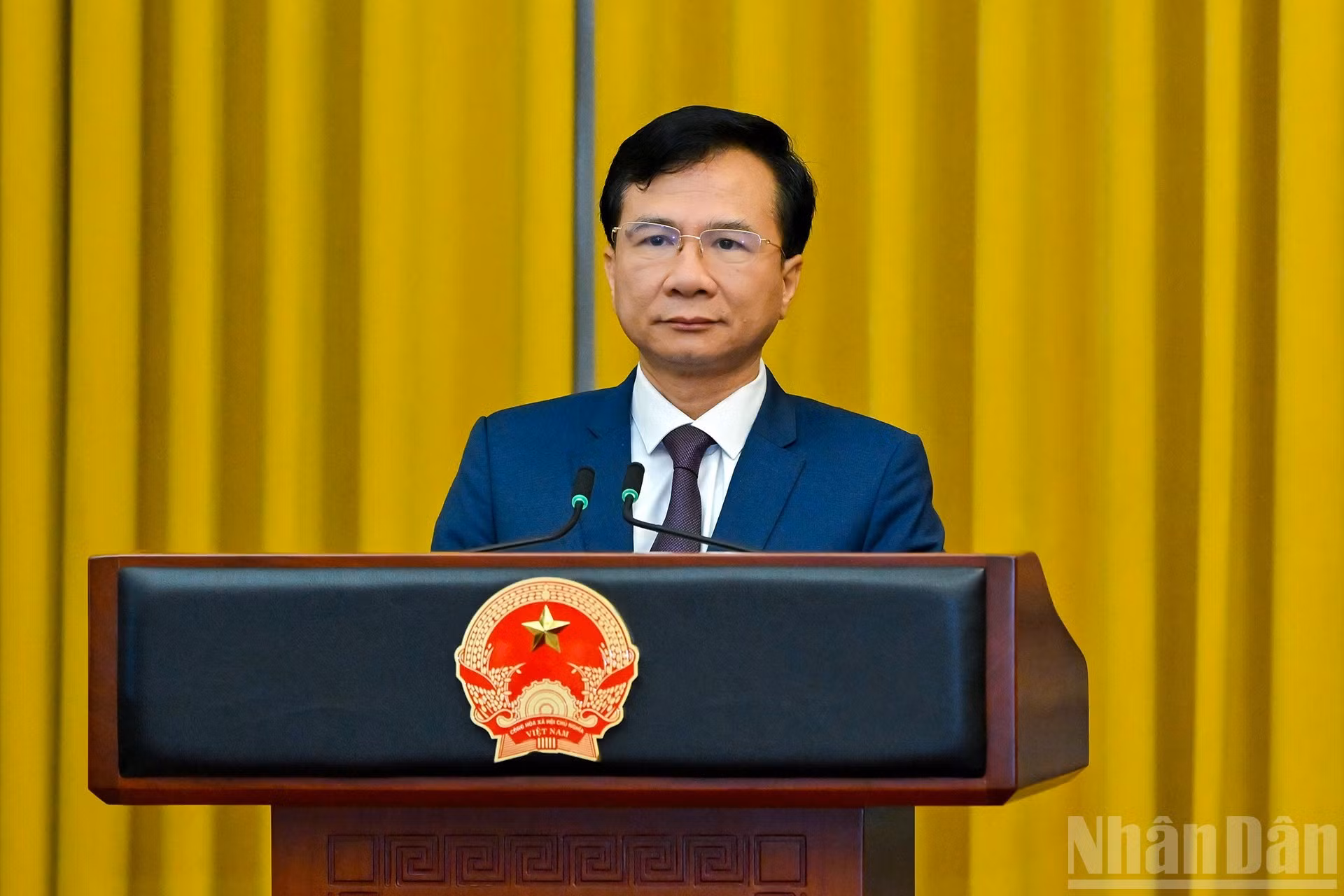 Nguyen Hoang Anh, subjefe de la Oficina Presidencial, habla en el evento.