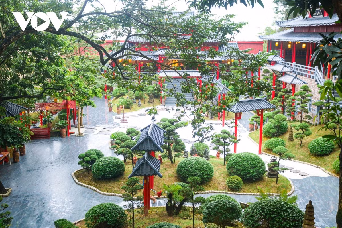 La singular arquitectura de la pagoda, junto con el aire puro y fresco, el aroma de la vegetación y el canto de los pájaros, crean una atmósfera que permite a los visitantes liberarse del cansancio y las preocupaciones diarias.