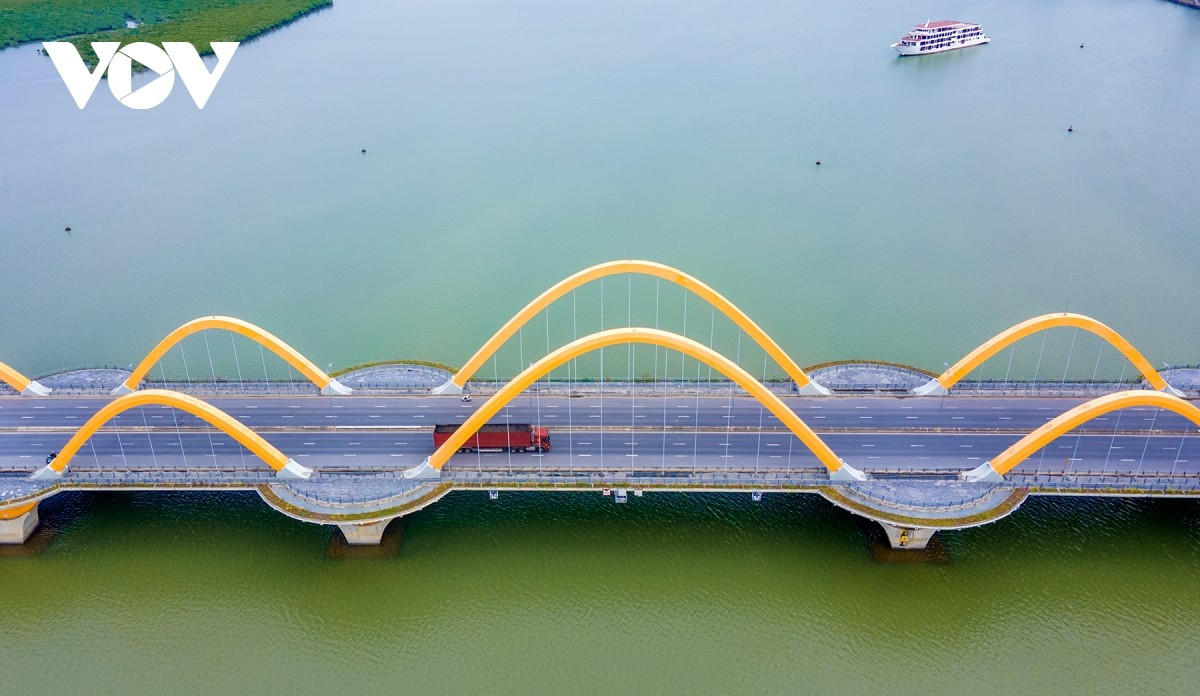 Además de mejorar la conectividad vial y aliviar la carga de tráfico del puente de Bai Chay, el puente de Tinh Yeu impulsa el desarrollo económico en torno a la bahía de Cua Luc y amplía el espacio urbano, lo que atrae inversiones hacia parques industriales y proyectos de desarrollo urbano.
