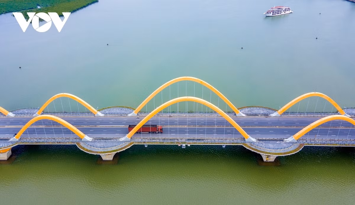 Además de mejorar la conectividad vial y aliviar la carga de tráfico del puente de Bai Chay, el puente de Tinh Yeu impulsa el desarrollo económico en torno a la bahía de Cua Luc y amplía el espacio urbano, lo que atrae inversiones hacia parques industriales y proyectos de desarrollo urbano.