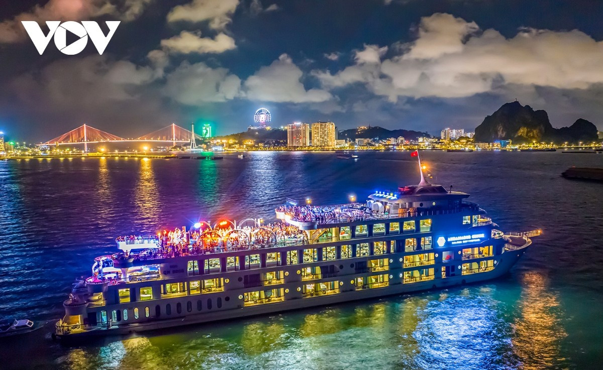 Tras más de 20 años de funcionamiento, el puente de Bai Chay se ha convertido en uno de los símbolos arquitectónicos a orillas de la bahía de Ha Long. Resplandeciente por la noche, su mágica belleza cautiva a los visitantes, especialmente a quienes lo admiran desde los cruceros turísticos que cruzan la bahía.