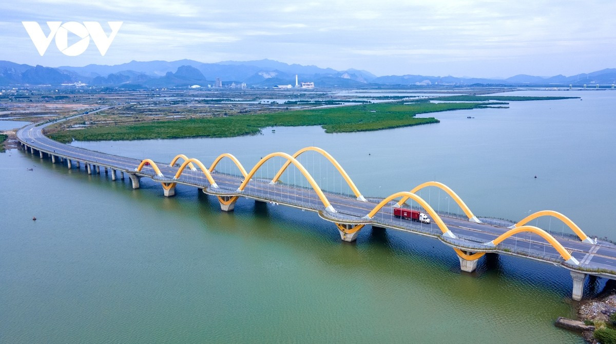 Dispone de seis carriles para vehículos, una velocidad de diseño de 60 km/h y un tramo principal de 885 metros, compuesto por cinco vanos en arco construidos con tubos de acero rellenos de hormigón pretensado. A ambos lados cuenta con aceras peatonales.