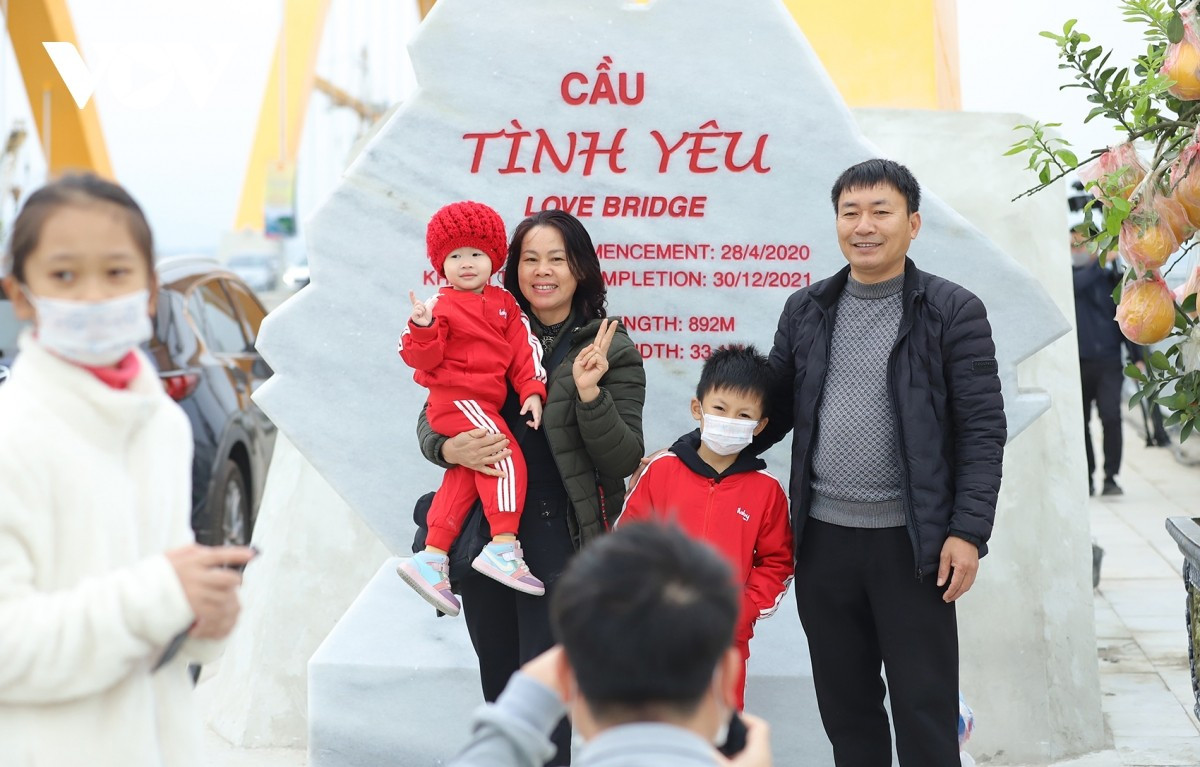 Tras 18 meses de construcción, el puente de Tinh Yeu entró en funcionamiento el 1 de enero de 2022. Su arquitectura se inspira en las alas de una gaviota que vuela sobre la bahía de Ha Long.