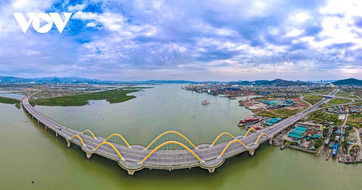 Otro puente que cruza la bahía de Cua Luc es el de Tinh Yeu (Amor). Inicialmente denominado Cua Luc 1, las obras de este puente comenzaron el 28 de abril de 2020. Tiene una longitud aproximada de 4,6 kilómetros y demandó una inversión de alrededor de 80 millones de dólares, provenientes del presupuesto provincial.
