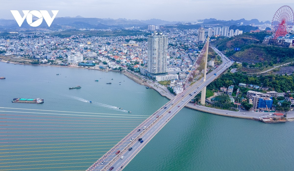 La ampliación del sistema de infraestructuras de transporte en torno a la bahía de Cua Luc permitirá una conexión integral con las autopistas, el aeropuerto y varios puertos marítimos, lo que alentará las inversiones y creará una nueva área urbana en el norte de la bahía.
