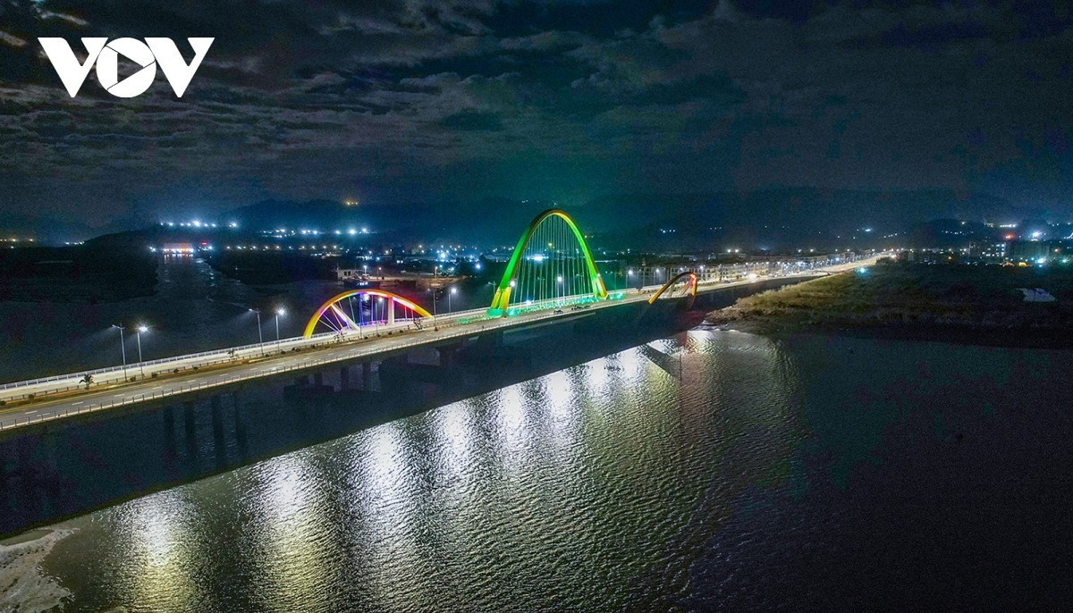 Por la noche, el deslumbrante viaducto ofrece preciosas vistas de la bahía de Cua Luc, desde donde puede divisarse, a lo lejos, el puente de Bai Chay. Se espera que se convierta en un nuevo producto turístico que realce el potencial de desarrollo urbano a lo largo de la bahía.
