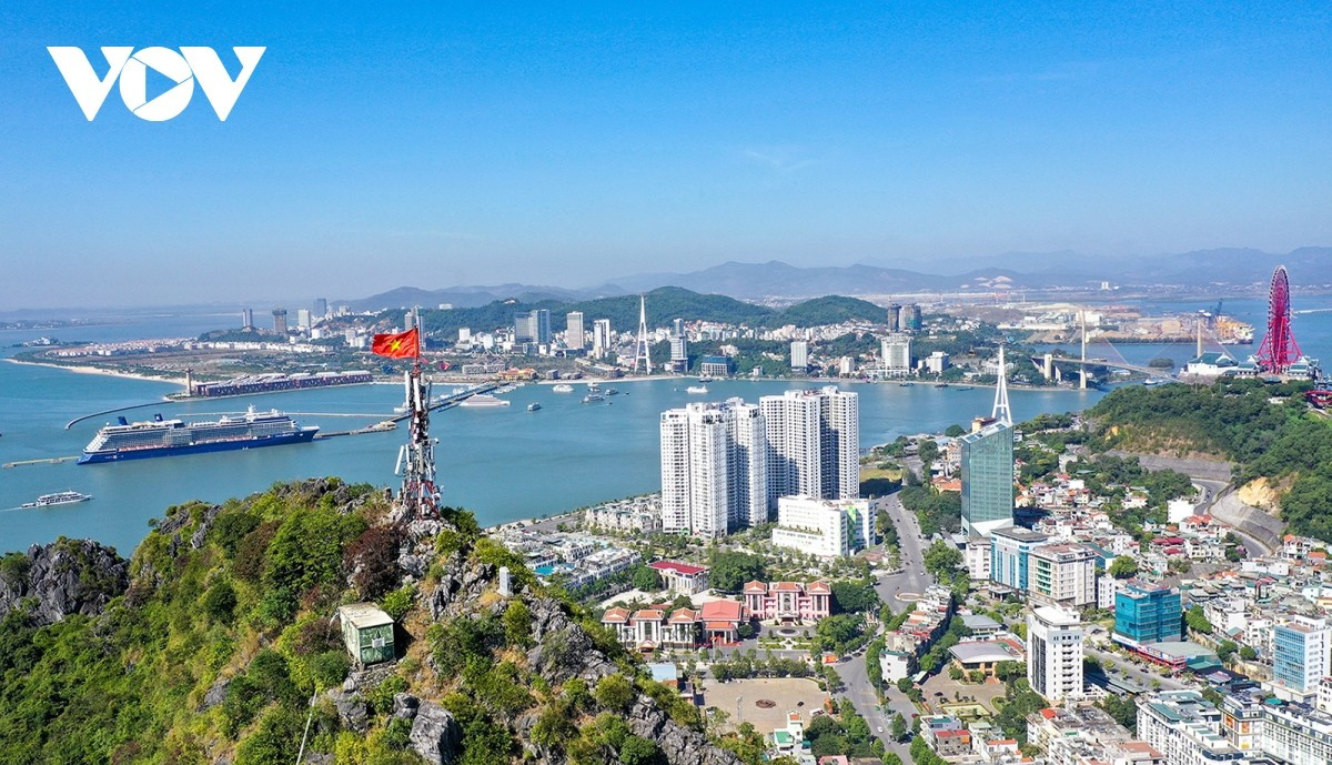 Con una superficie de poco más de 18 kilómetros cuadrados, la bahía de Cua Luc tiene una posición estratégica, ya que se conecta con la de Ha Long a través del estrecho del mismo nombre. Allí se encuentra el puerto de Cai Lan, uno de los más importantes del norte de Vietnam.