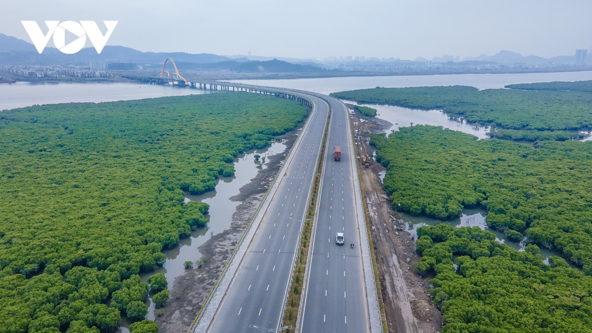 El puente de Binh Minh cuenta con seis carriles para vehículos y una estructura de arco de acero. Su nombre simboliza la imagen del amanecer elevándose sobre la bahía de Cua Luc.