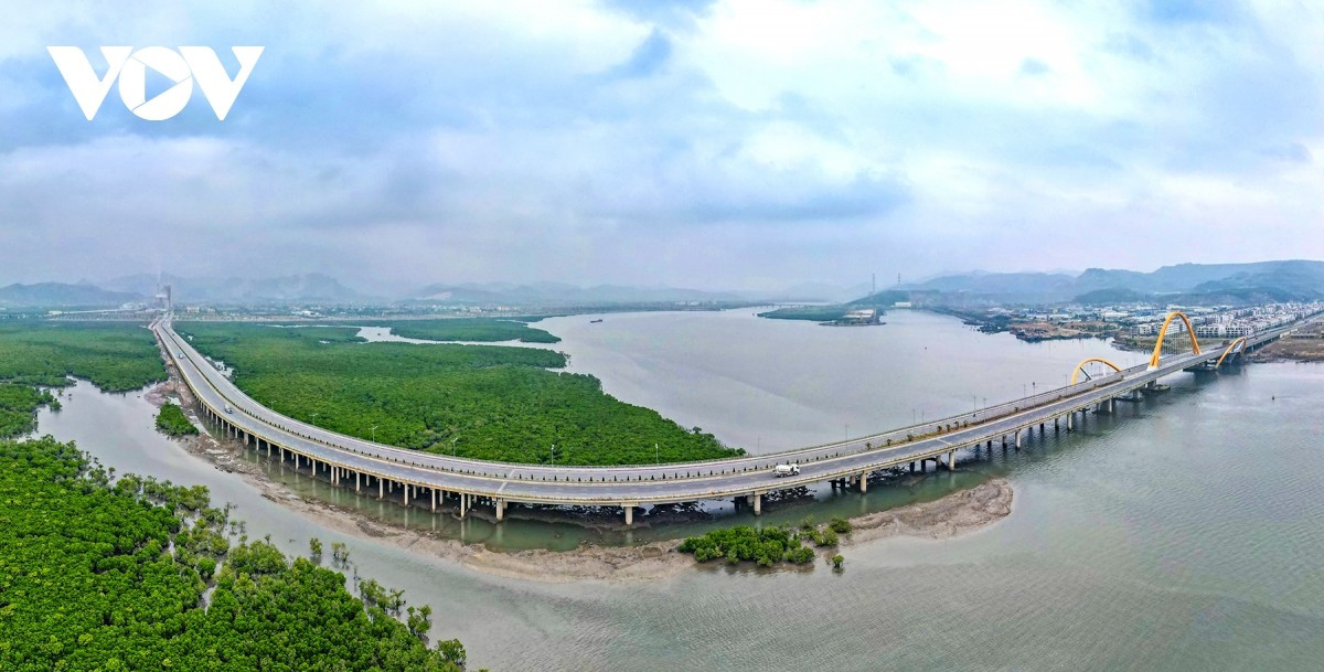 El tercer puente que cruza la bahía de Cua Luc -también conocido como puente de Cua Luc 3 o Binh Minh (Amanecer)-, entró en servicio el 1 de enero de 2024. Su ejecución requirió más de 66 millones de dólares, financiados con cargo al presupuesto provincial. Tiene más de 2,6 kilómetros de longitud y discurre desde el eje principal del área urbana FLC, en el barrio de Cao Xanh, hasta la carretera nacional 279.