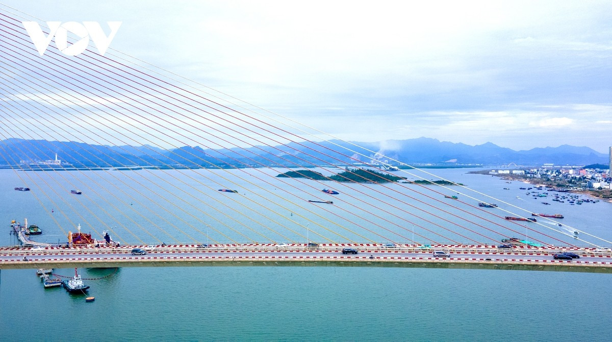 El puente de Bai Chay fue inaugurado el 2 de diciembre de 2006 y se le llama “el arpa de Ha Long” por su característico sistema de cables atirantados. Fue construido mediante la tecnología de voladizos sucesivos equilibrados y cuenta con un gálibo de navegación de 50 metros, lo que permite el paso de buques de hasta 40 mil toneladas. Además, ostenta un récord mundial al tener el vano principal más grande en un puente atirantado de un solo plano, con una luz de 435 metros.