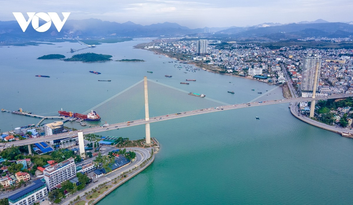 En el punto más estrecho de Cua Luc -un canal de apenas un kilómetro que la conecta directamente con la bahía de Hạ Long- se alza el puente de Bai Chay. Construido en 2003, y considerado una obra emblemática del sector del transporte de Vietnam, el viaducto requirió una inversión superior a los 81 millones de dólares, aportados por Japón mediante ayuda oficial al desarrollo y fondos nacionales de contrapartida.