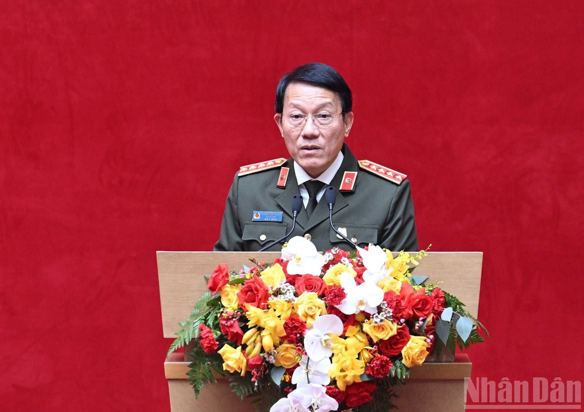 El general Luong Tam Quang, ministro de Seguridad Pública, interviene en el evento.