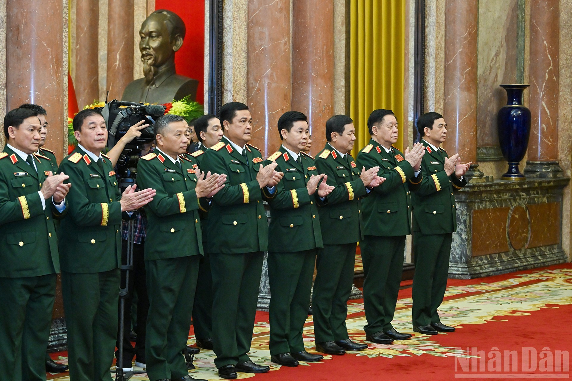 El ministro de Defensa, Phan Van Giang, y el jefe del Departamento General de Política del Ejército Popular de Vietnam, Nguyen Trong Nghia, y otros delegados en el acto.