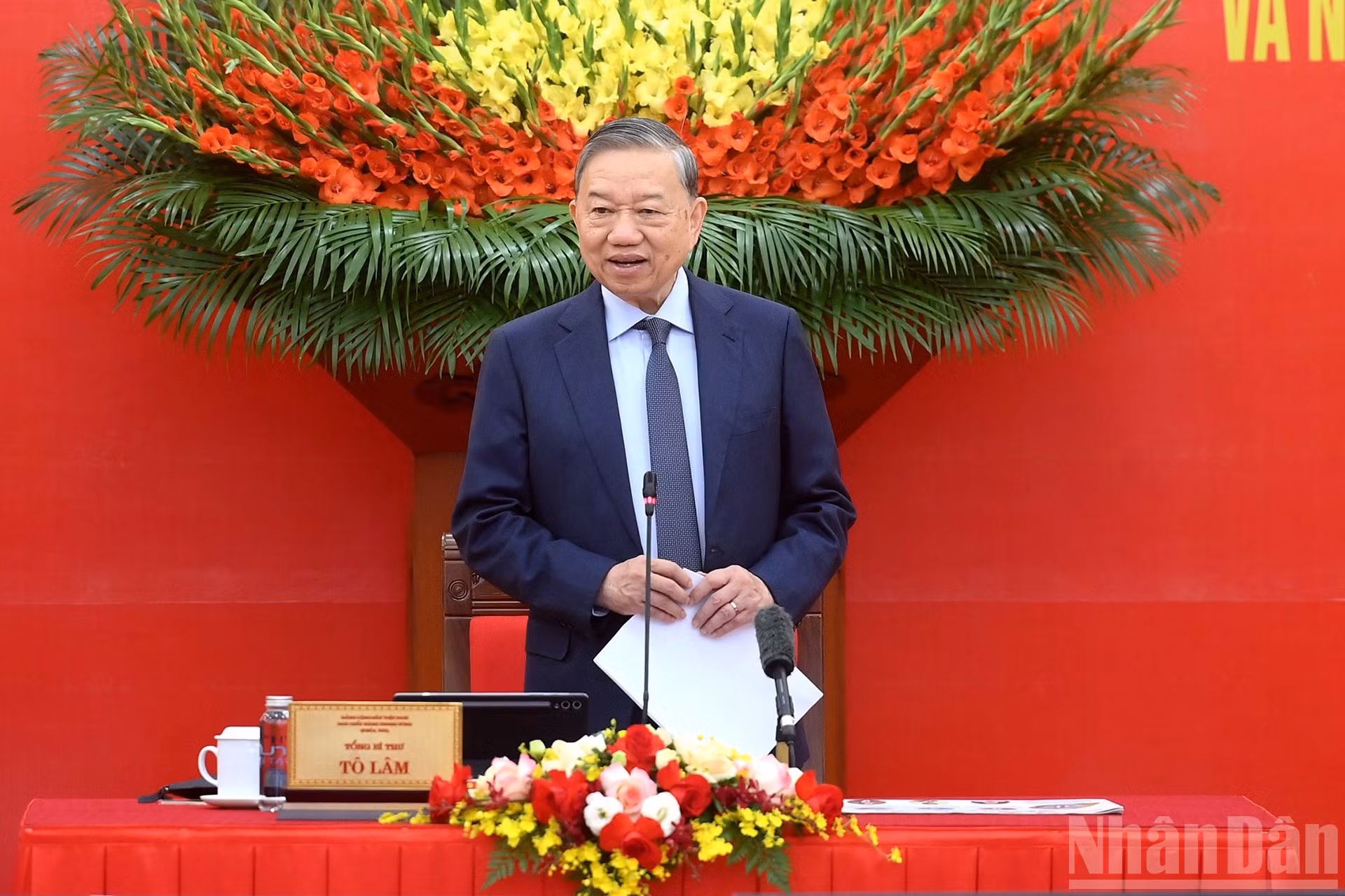 El secretario general del PCV, To Lam, habla en la cita.