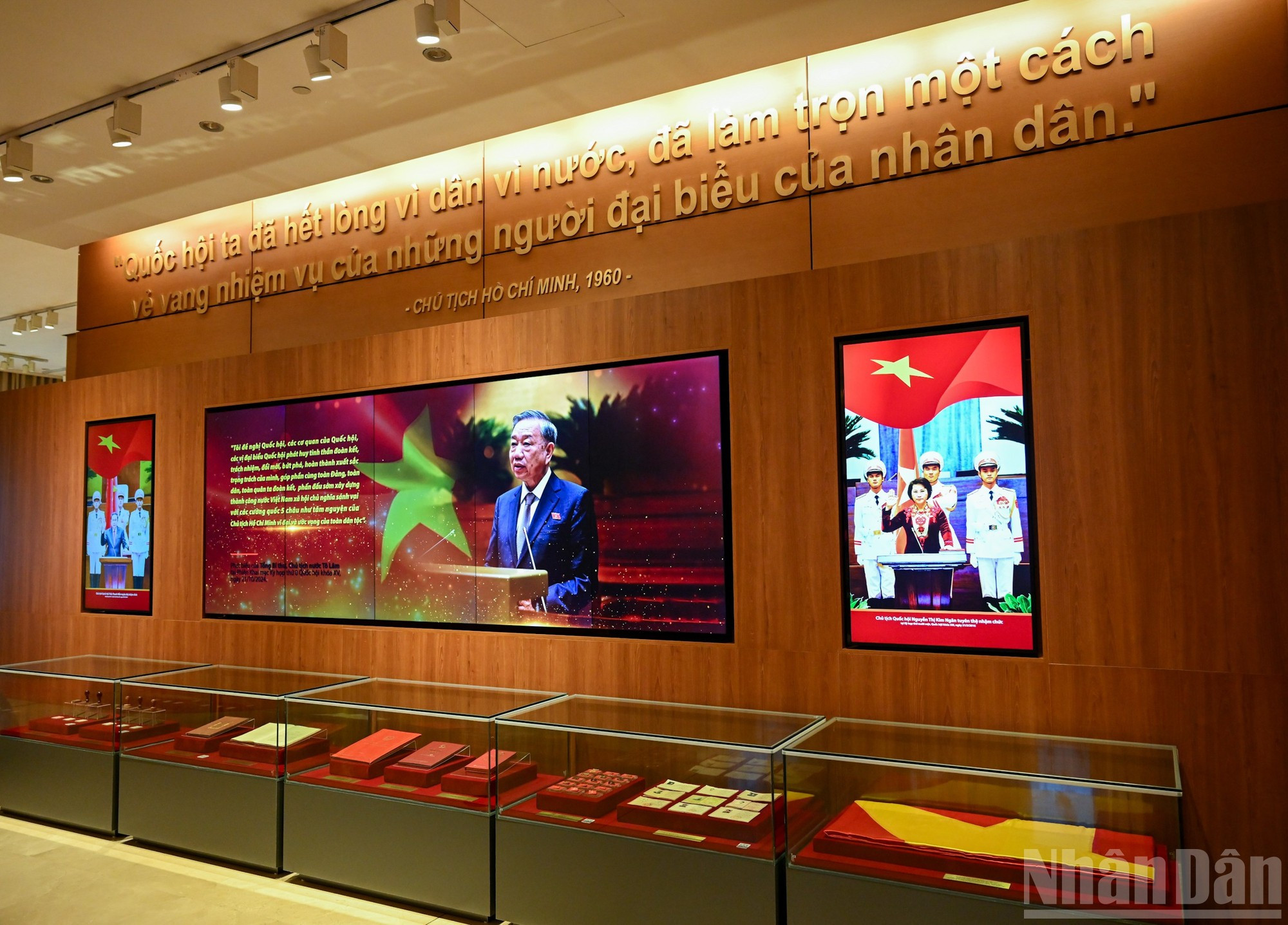 El Museo de la Asamblea Nacional de Vietnam cuenta con un espacio de exhibición de más de 800 m², donde se presentan cerca de mil imágenes y documentos, así como 250 objetos destacados.