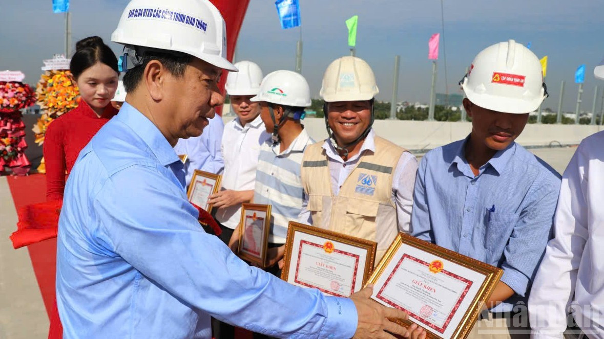 El Proyecto de sección de la circunvalación 3 de Ciudad Ho Chi Minh tiene una longitud total aproximada de 76,34 km, atravesando la urbe y las provincias de Dong Nai, Binh Duong y Long An. Se divide en 8 subproyectos, incluyendo 4 de construcción y 4 de liberación de terrenos; y se ejecuta mediante inversión pública.