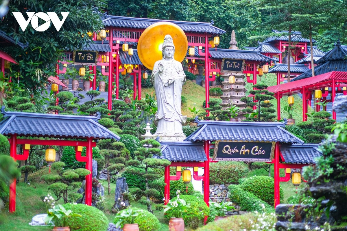 En la cima de la montaña se alza una imponente estatua de Buda Avalokiteshvara, de seis metros de altura y esculpido en granito.