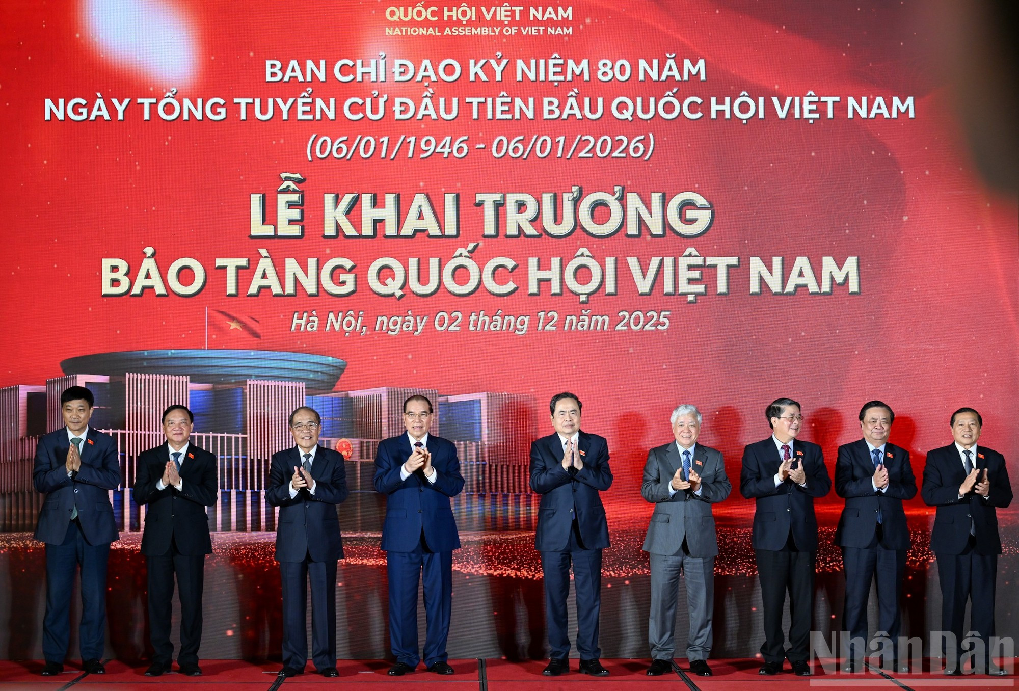 El presidente de la Asamblea Nacional Tran Thanh Man, junto con anteriores y actuales dirigentes del Partido y el Estado, y otros delegados, participan en la ceremonia inaugural del Museo de la Asamblea Nacional de Vietnam.