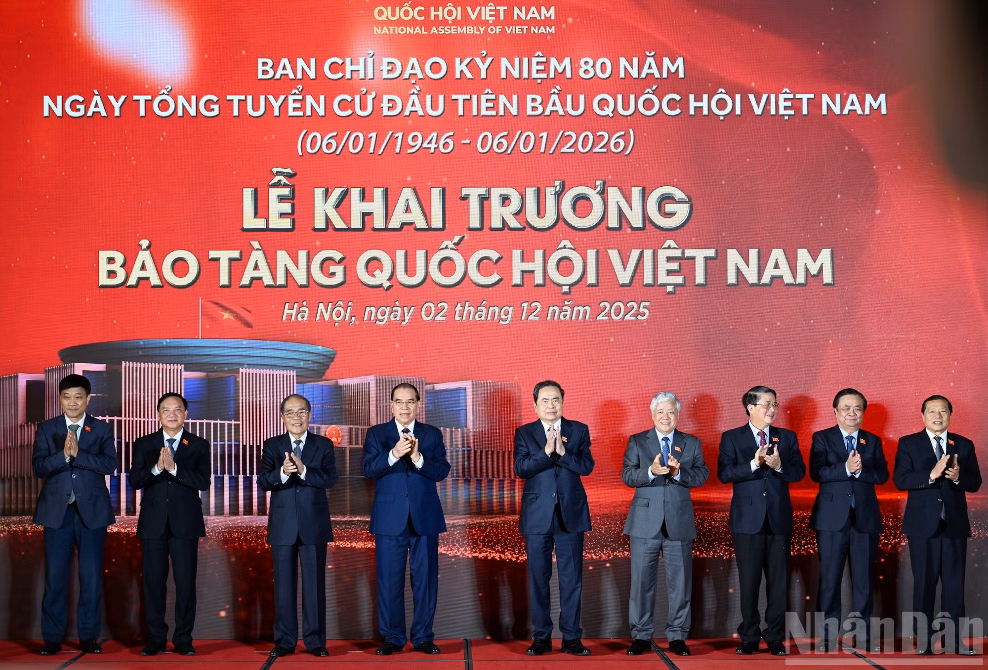 El presidente de la Asamblea Nacional Tran Thanh Man, junto con anteriores y actuales dirigentes del Partido y el Estado, y otros delegados, participan en la ceremonia inaugural del Museo de la Asamblea Nacional de Vietnam.
