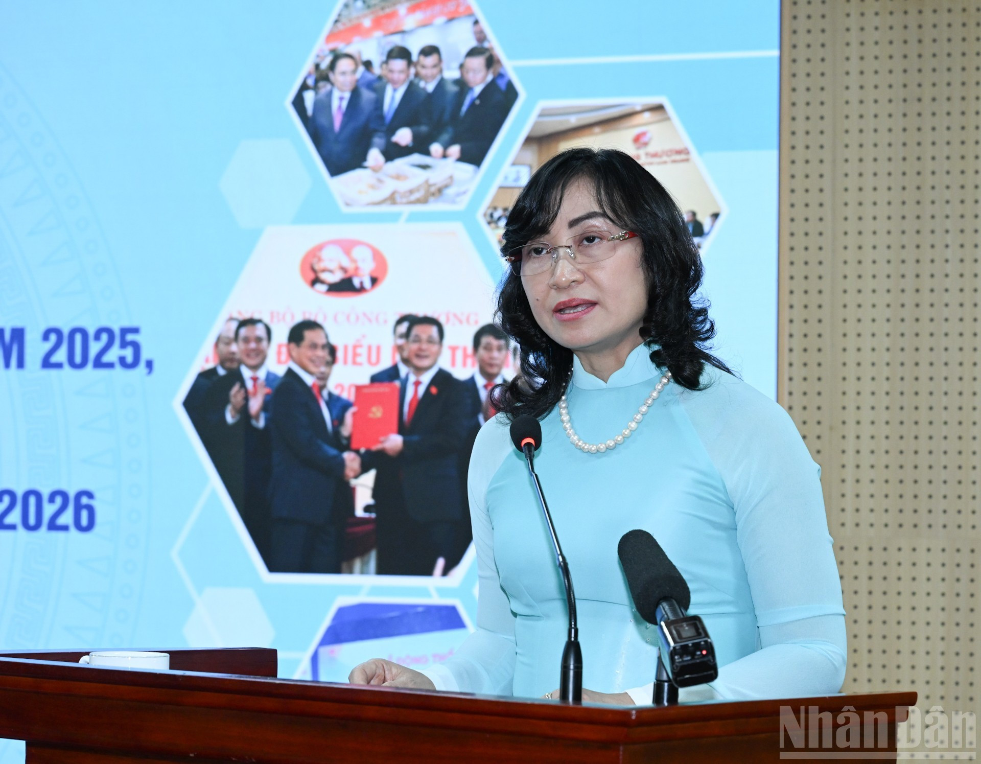 La viceministra de Industria y Comercio, Phan Thi Thang, habla en la cita.